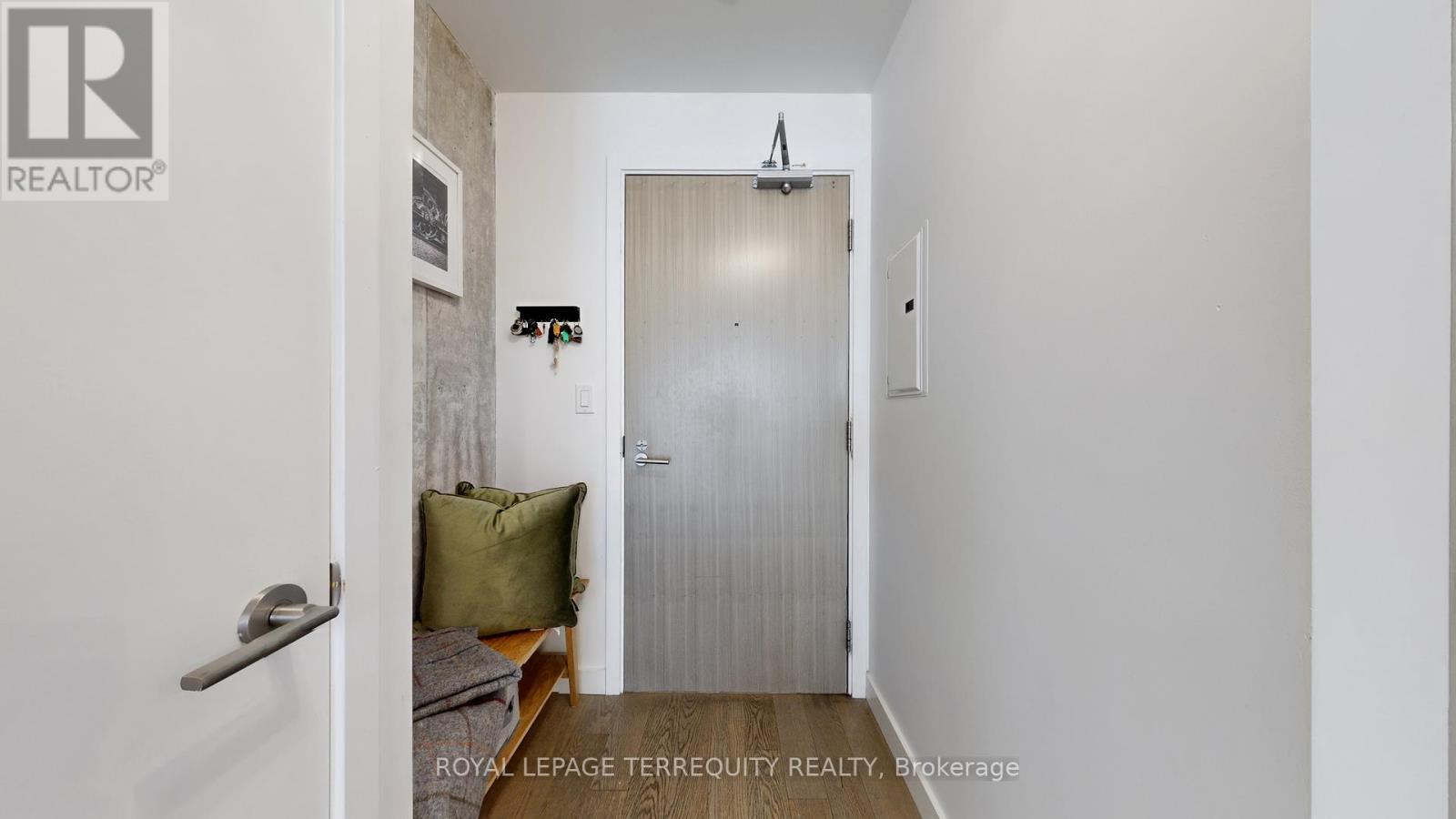 1313 - 111 Bathurst Street, Toronto, Ontario  M5V 0M9 - Photo 18 - C12841732