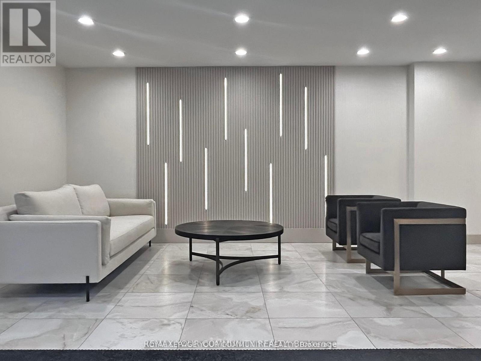 324 - 32 Clarissa Drive, Richmond Hill, Ontario  L4C 9R7 - Photo 4 - N12841712