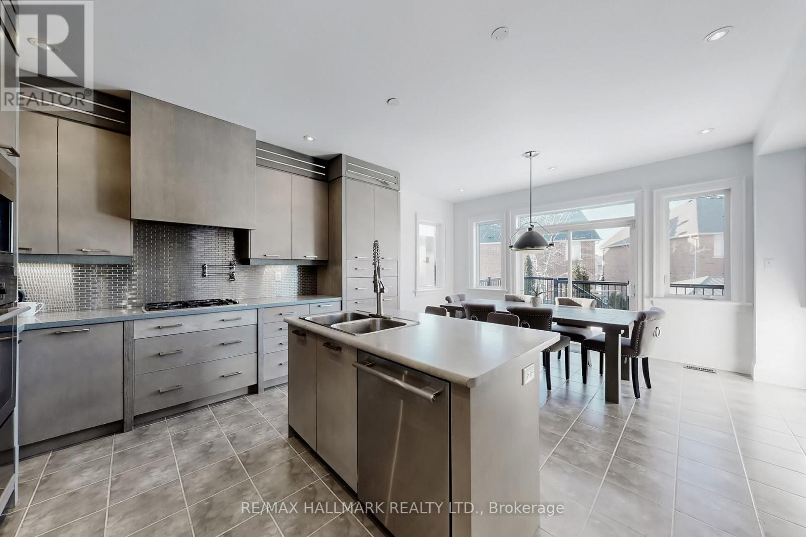 1135 Cenotaph Boulevard, Newmarket, Ontario  L3X 0A7 - Photo 10 - N12841760