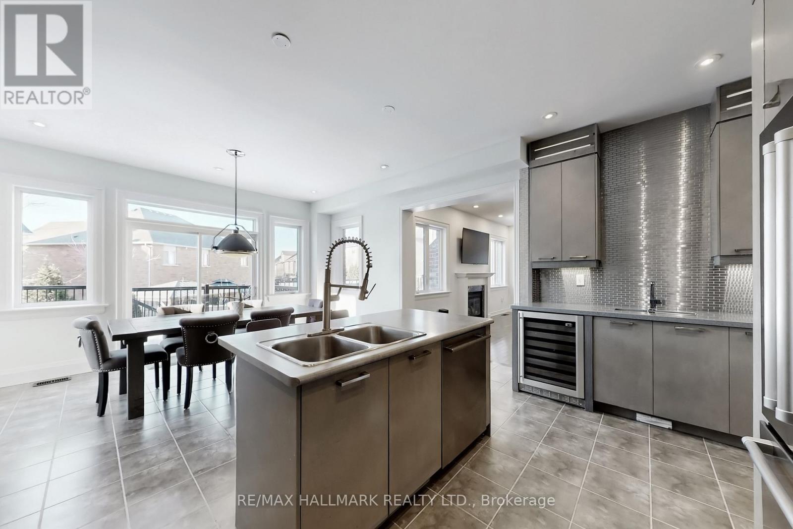 1135 Cenotaph Boulevard, Newmarket, Ontario  L3X 0A7 - Photo 11 - N12841760