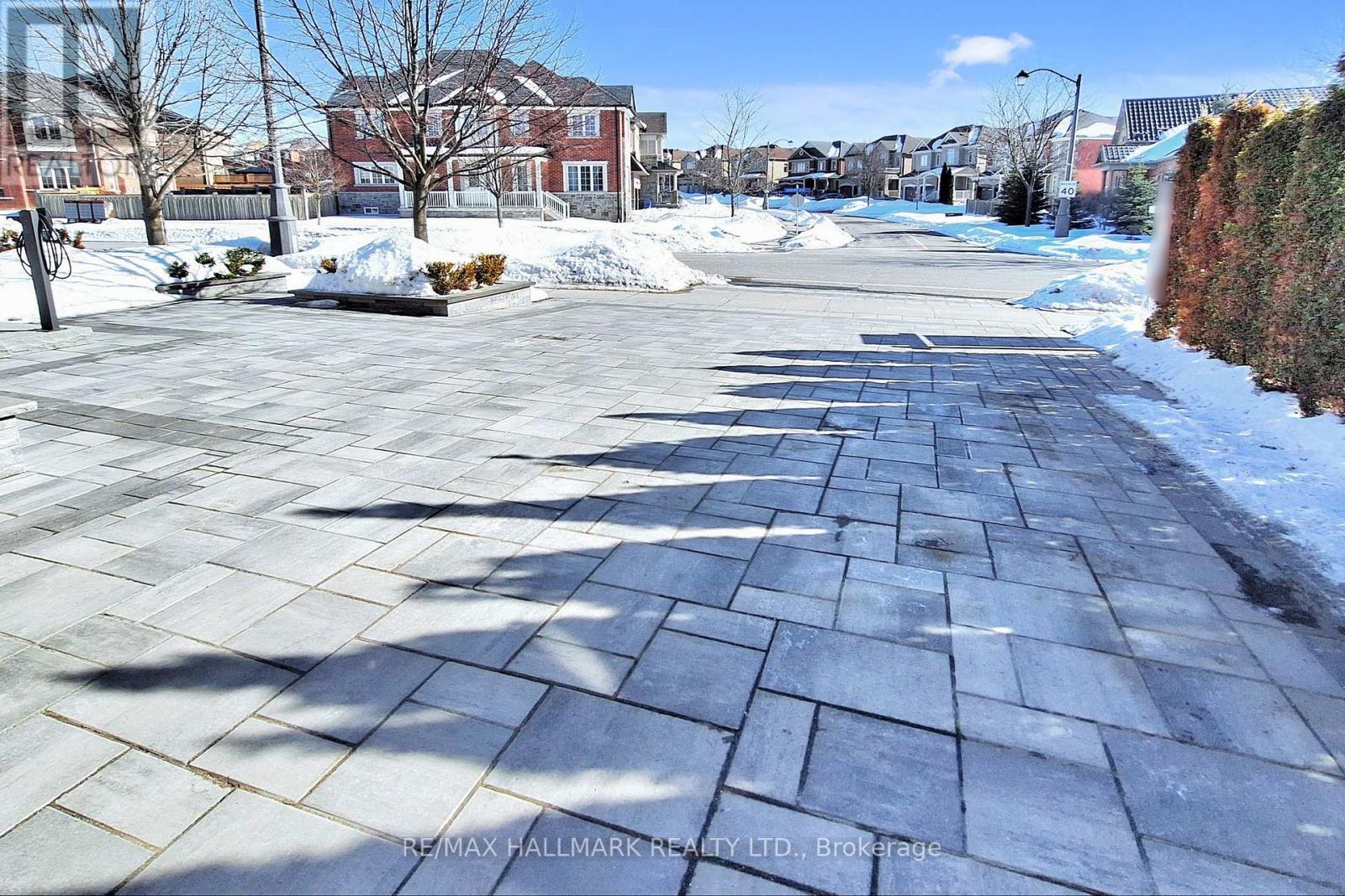 1135 Cenotaph Boulevard, Newmarket, Ontario  L3X 0A7 - Photo 6 - N12841760