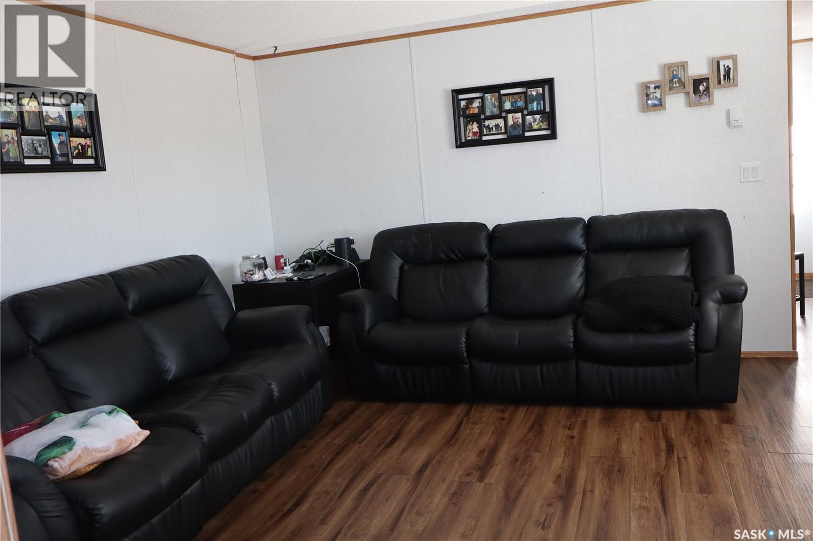 20 H Avenue, Willow Bunch, Saskatchewan  S0H 4K0 - Photo 12 - SK029537