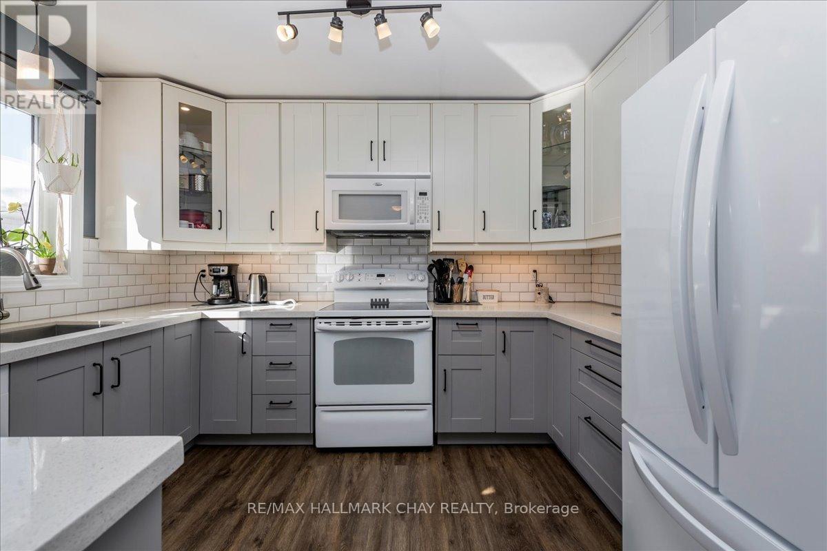 1103 Belle Aire Beach Road, Innisfil, Ontario  L0L 1C0 - Photo 7 - N12752344