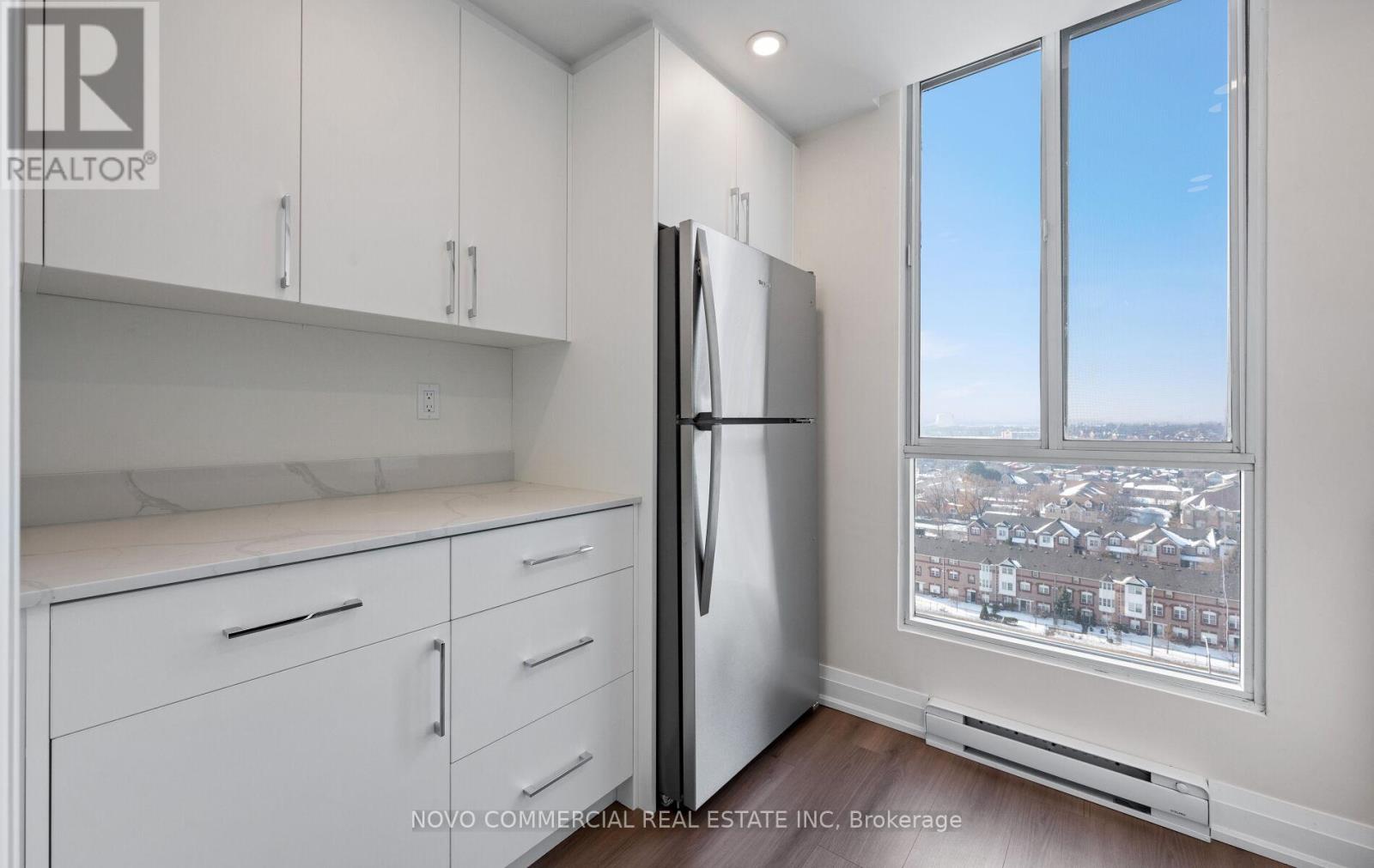 1216 - 145 Hillcrest Avenue, Mississauga, Ontario  L5B 3Z1 - Photo 5 - W12841800