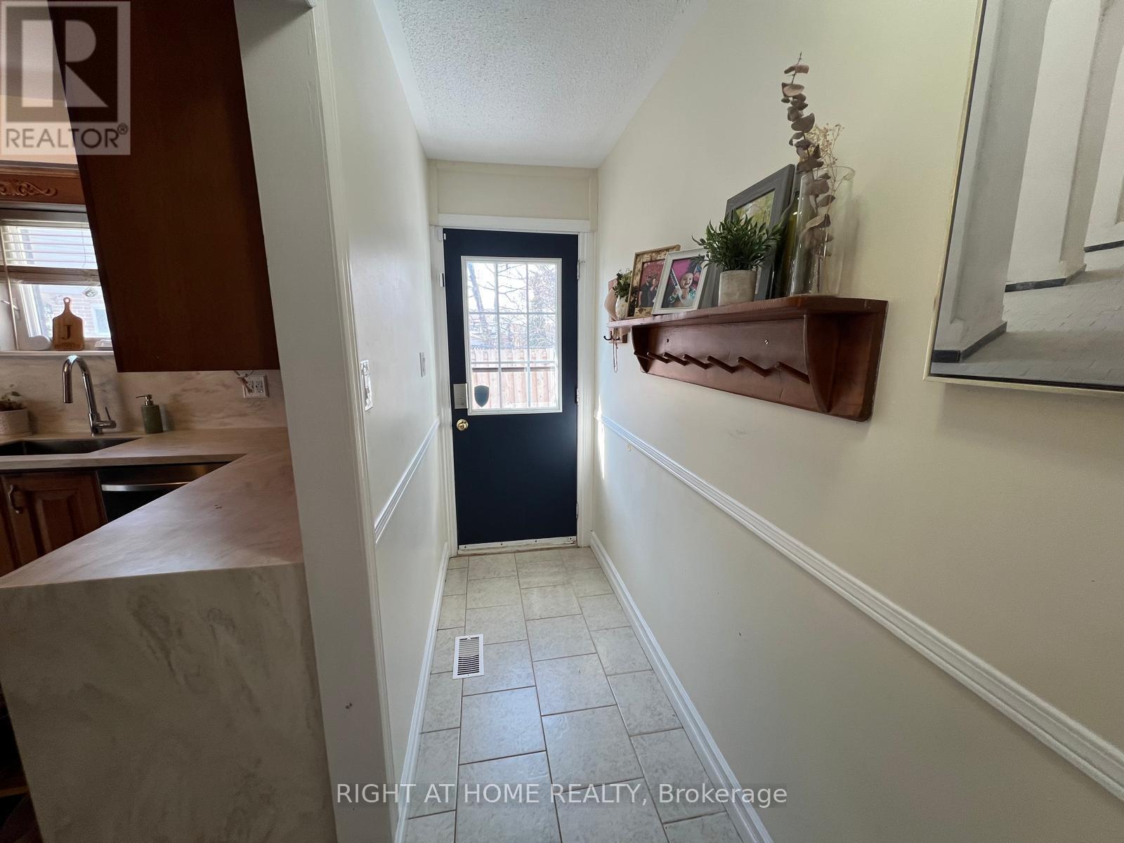 45 Newstead Crescent, Brampton, Ontario  L6V 2A8 - Photo 13 - W12841834