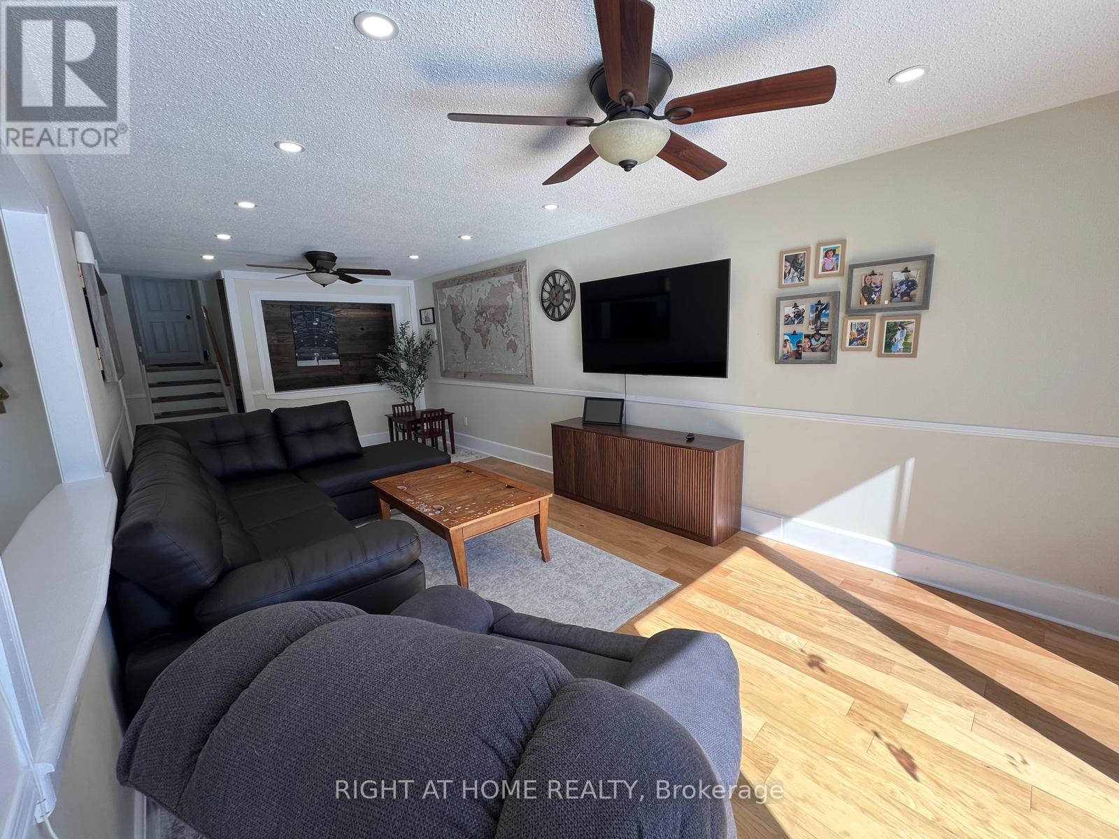 45 Newstead Crescent, Brampton, Ontario  L6V 2A8 - Photo 3 - W12841834