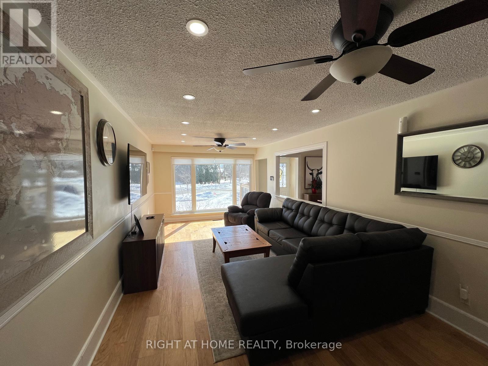 45 Newstead Crescent, Brampton, Ontario  L6V 2A8 - Photo 5 - W12841834