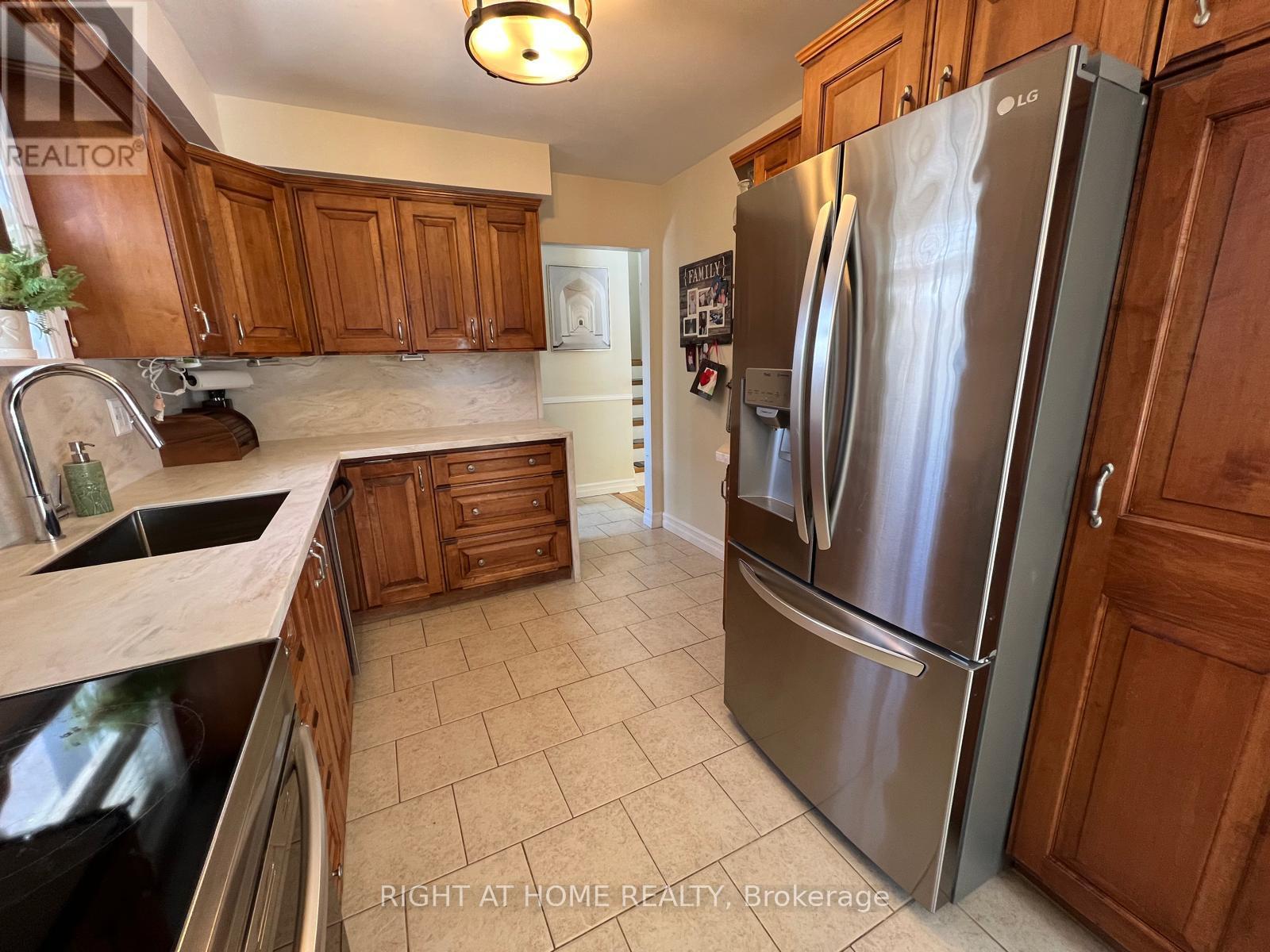 45 Newstead Crescent, Brampton, Ontario  L6V 2A8 - Photo 6 - W12841834