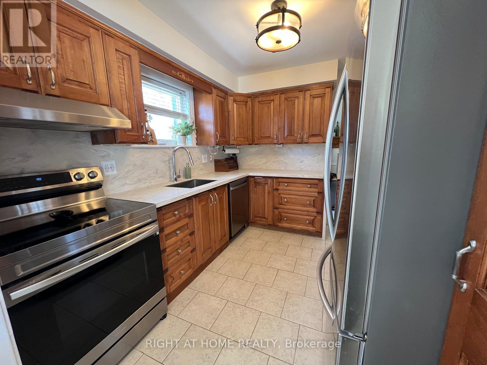 45 Newstead Crescent, Brampton, Ontario  L6V 2A8 - Photo 7 - W12841834