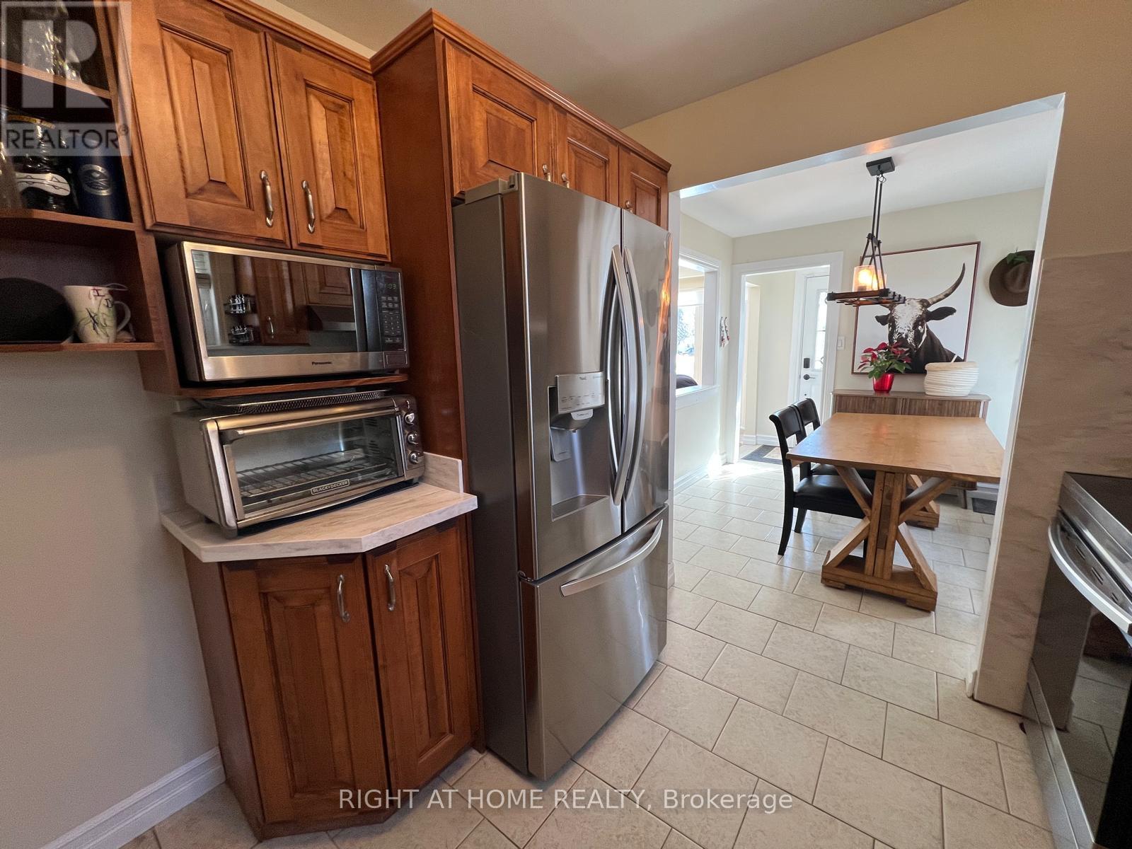 45 Newstead Crescent, Brampton, Ontario  L6V 2A8 - Photo 9 - W12841834