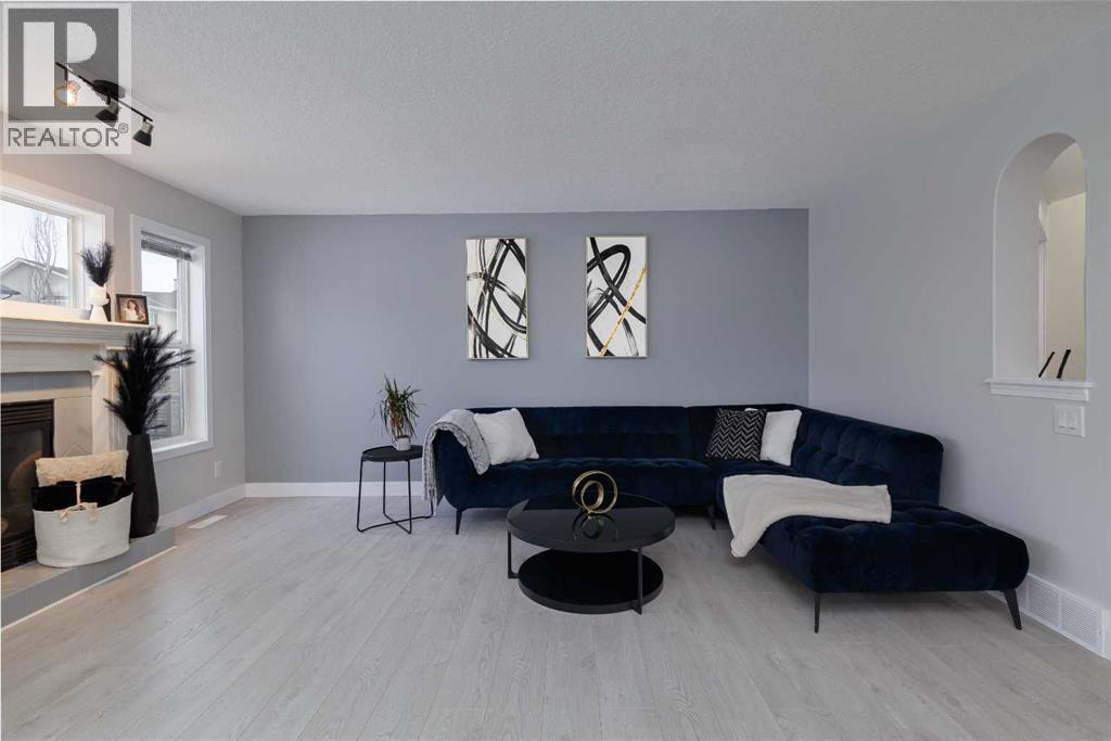 86 Cougarstone Court Sw, Calgary, Alberta  T3H 5R3 - Photo 7 - A2280412