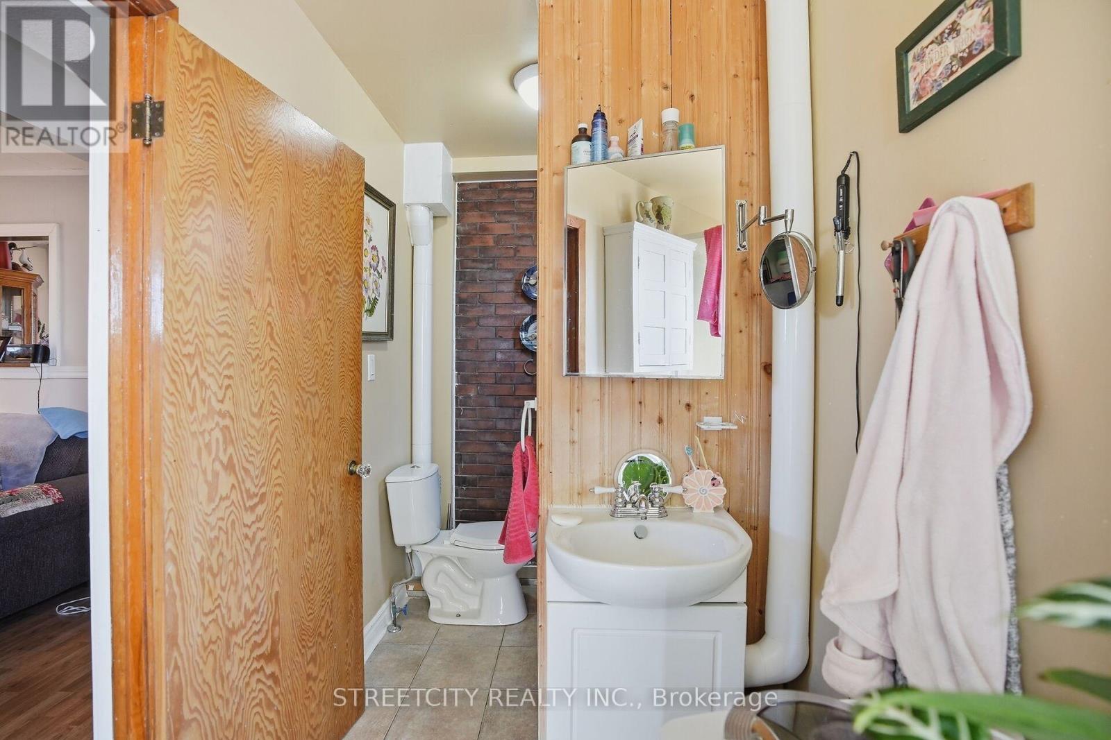 24 Hincks Street, St. Thomas, Ontario  N5R 3N6 - Photo 10 - X12841956