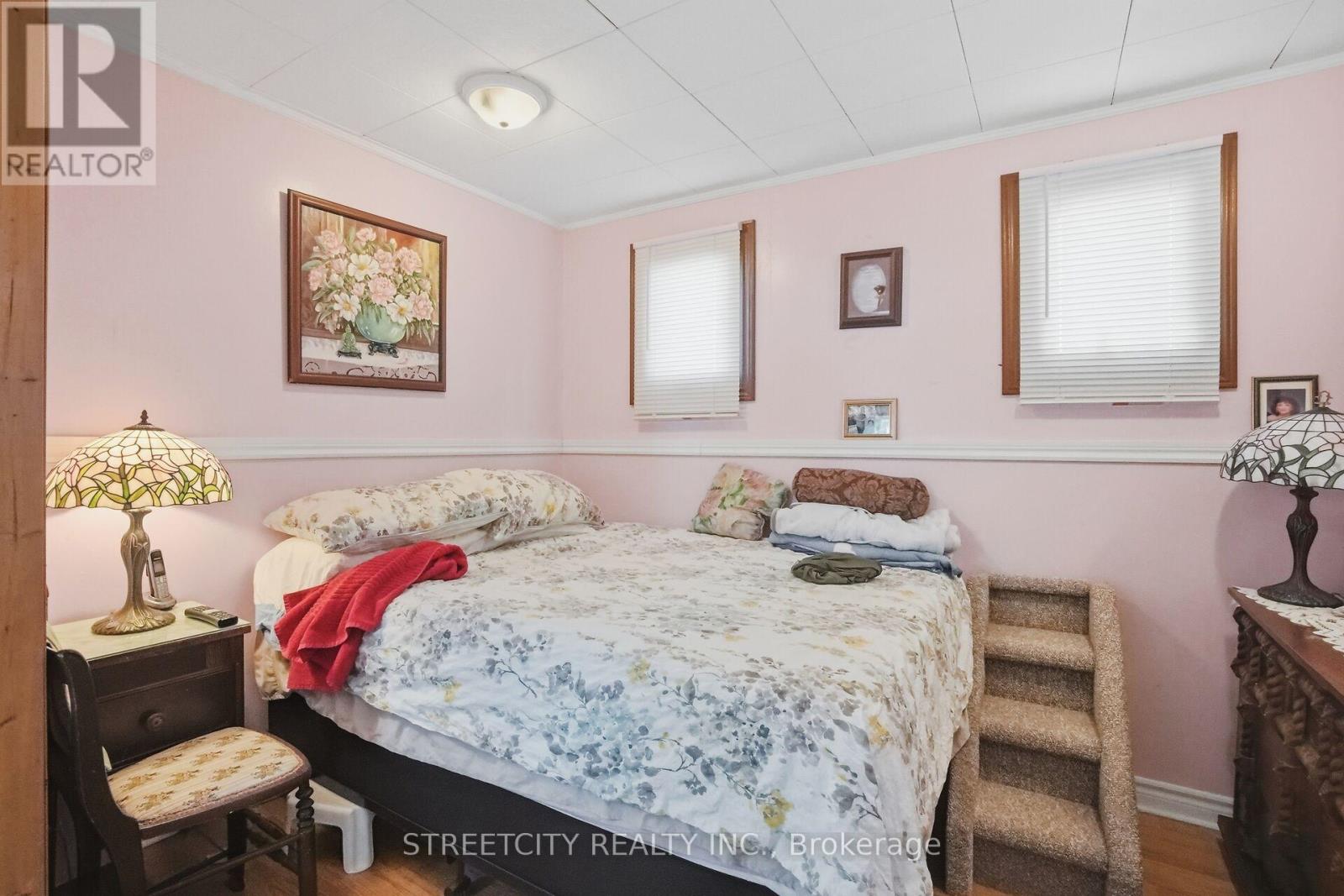 24 Hincks Street, St. Thomas, Ontario  N5R 3N6 - Photo 5 - X12841956