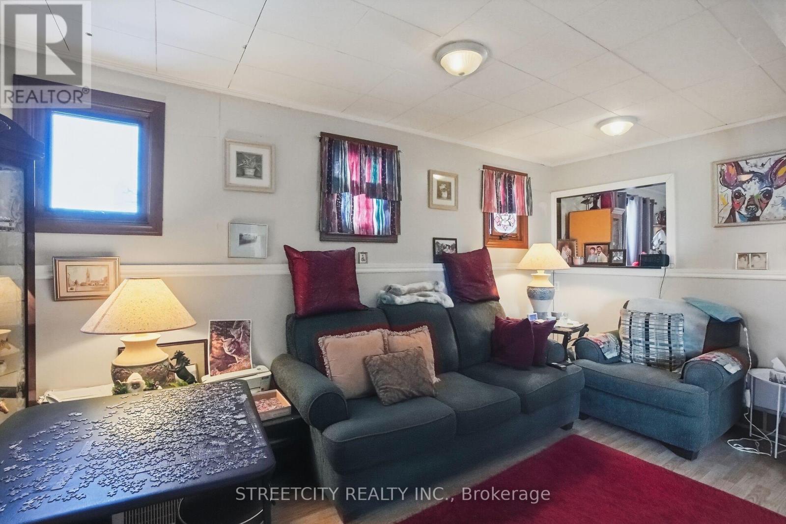 24 Hincks Street, St. Thomas, Ontario  N5R 3N6 - Photo 6 - X12841956