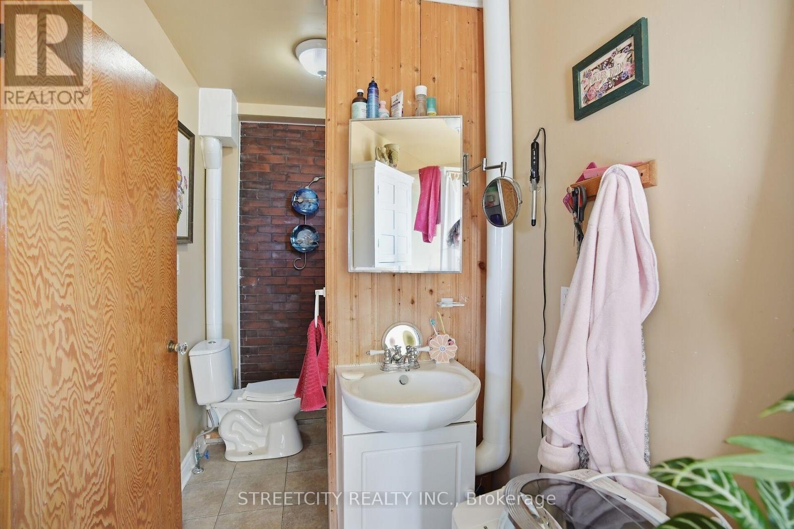 24 Hincks Street, St. Thomas, Ontario  N5R 3N6 - Photo 9 - X12841956