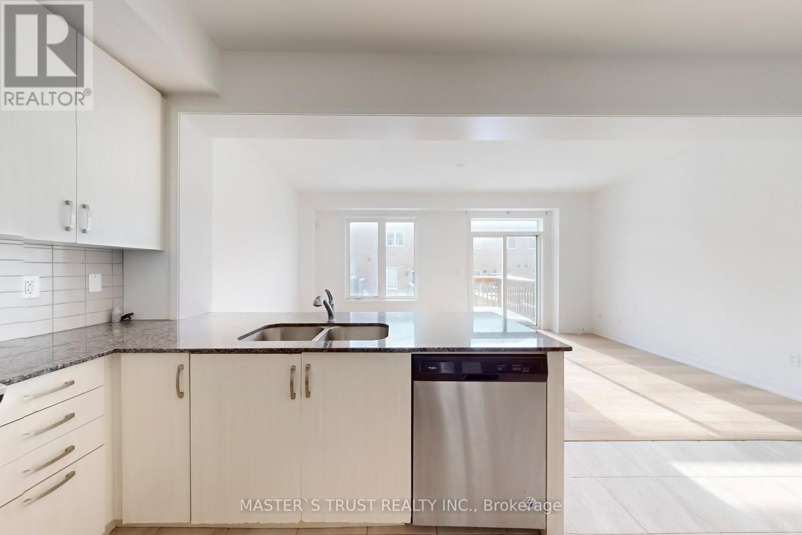 208 Harding Park Street, Newmarket, Ontario  L3Y 0E3 - Photo 12 - N12841960