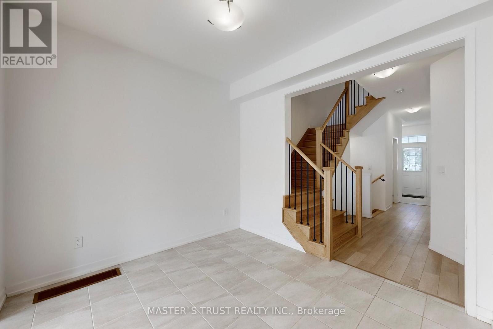 208 Harding Park Street, Newmarket, Ontario  L3Y 0E3 - Photo 13 - N12841960