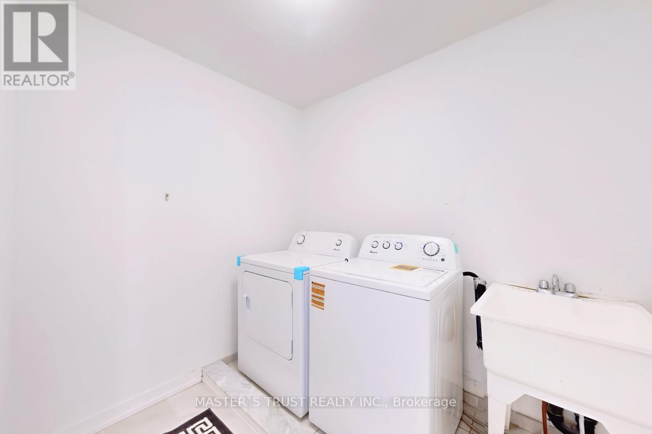 208 Harding Park Street, Newmarket, Ontario  L3Y 0E3 - Photo 29 - N12841960