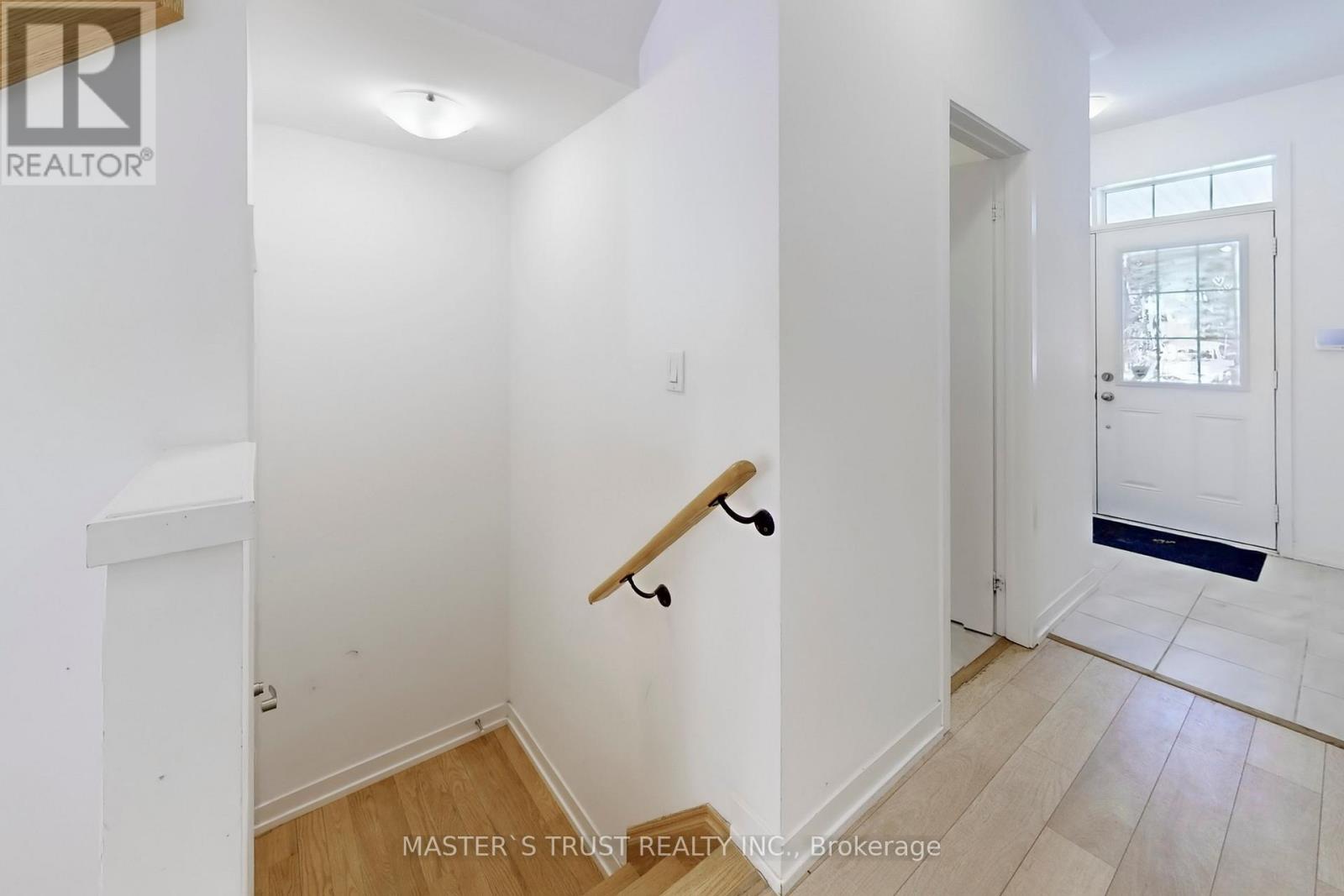 208 Harding Park Street, Newmarket, Ontario  L3Y 0E3 - Photo 3 - N12841960