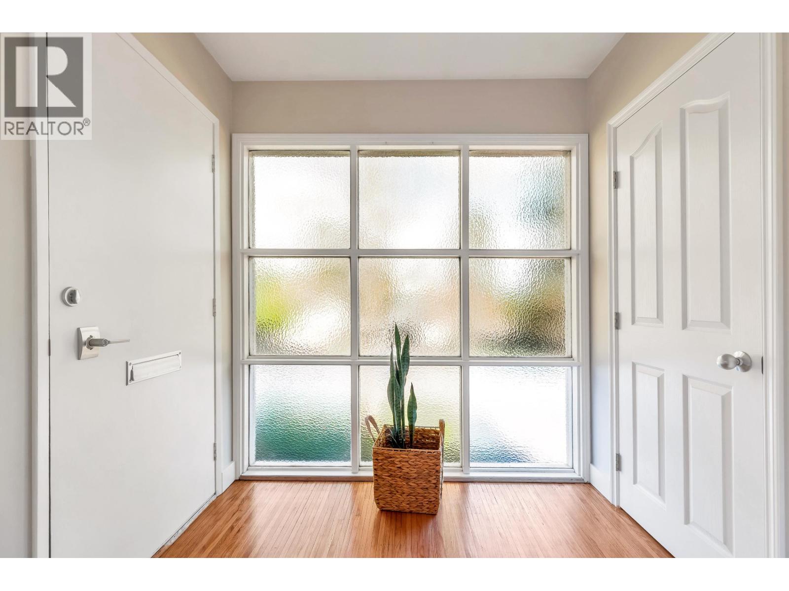 2122 Anita Drive, Port Coquitlam, British Columbia  V3C 1H3 - Photo 4 - R3095760