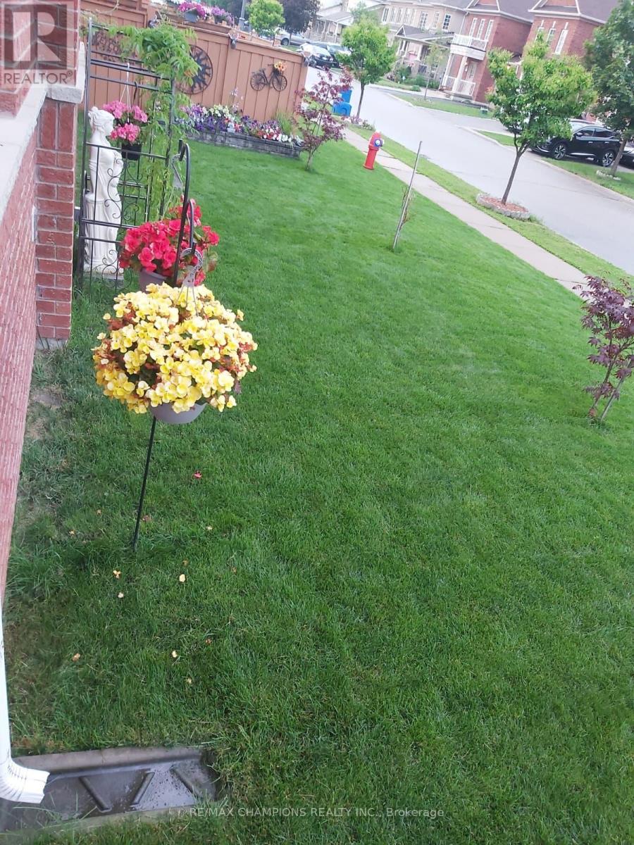 121 Fairwood Circle, Brampton, Ontario  L6R 0X4 - Photo 2 - W12841966