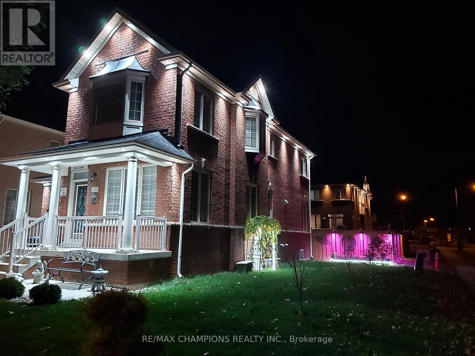 121 Fairwood Circle, Brampton, Ontario  L6R 0X4 - Photo 5 - W12841966