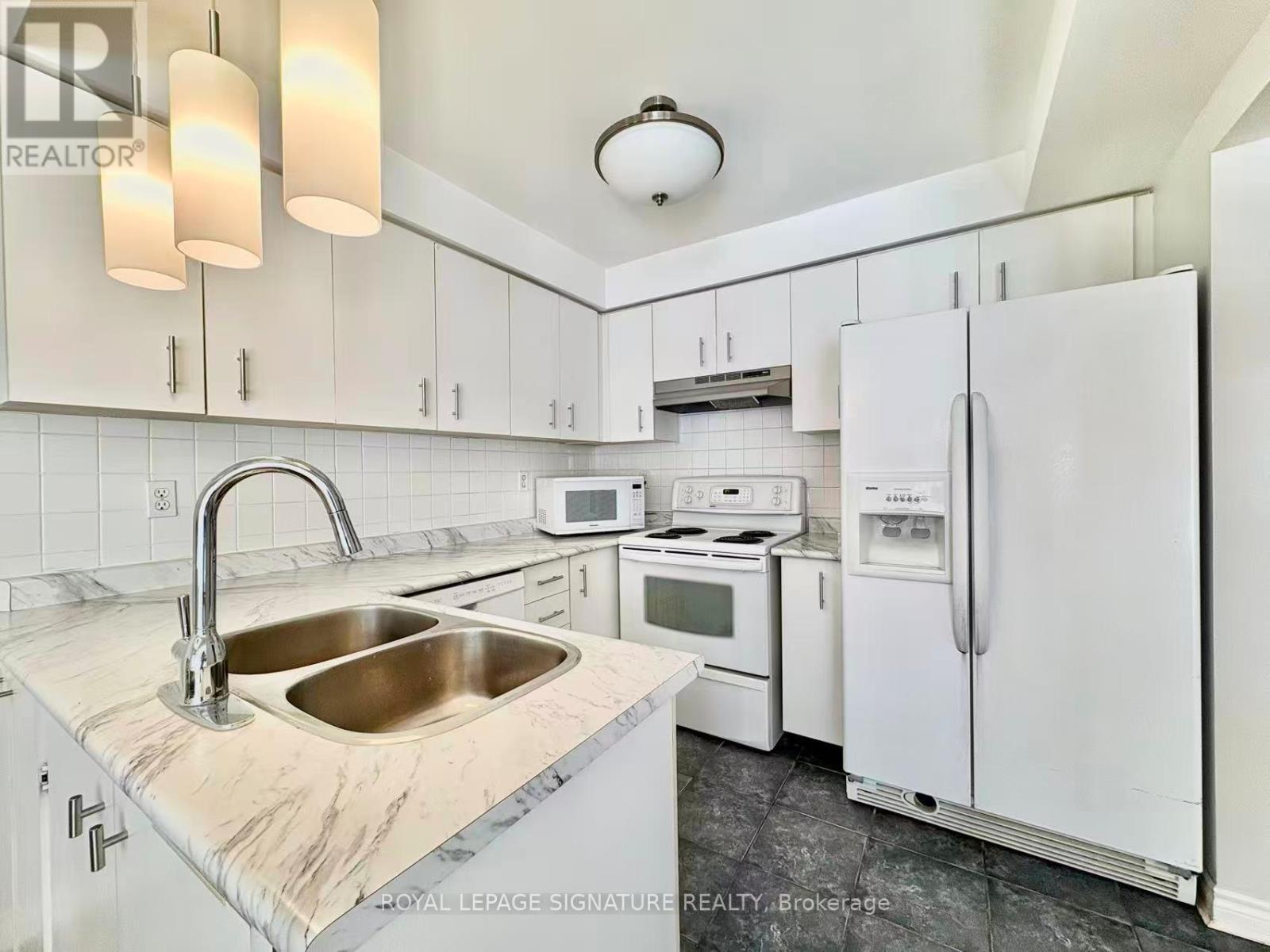 7 Farnham Drive, Brampton, Ontario  L6X 4H7 - Photo 6 - W12842006