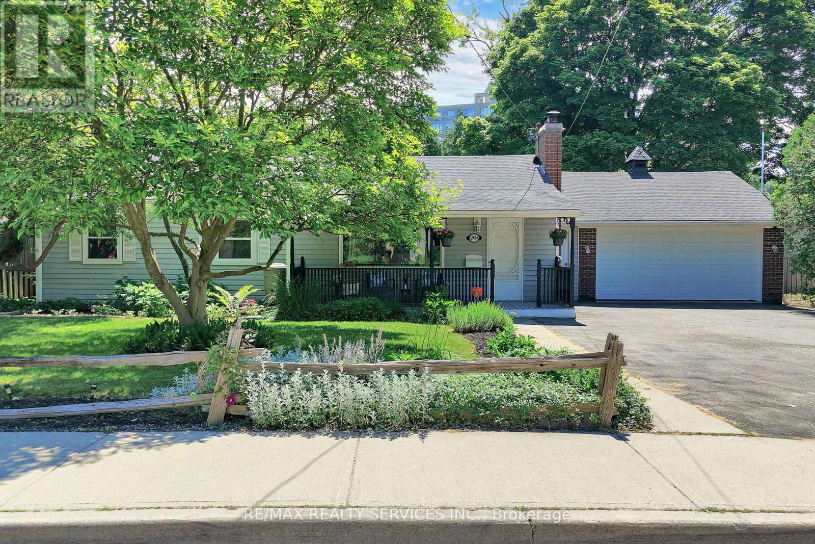 1924 Balsam Avenue, Mississauga, Ontario  L5J 1L2 - Photo 3 - W12842032