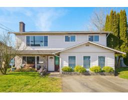 <div class="price">$1,299,000</div> 5927 184 Street, Surrey<br><div style="margin-bottom:8px;"><small>RE/MAX Treeland Realty</small></div><div class='bed_bath'>4 Bed | 3 Bath</div>