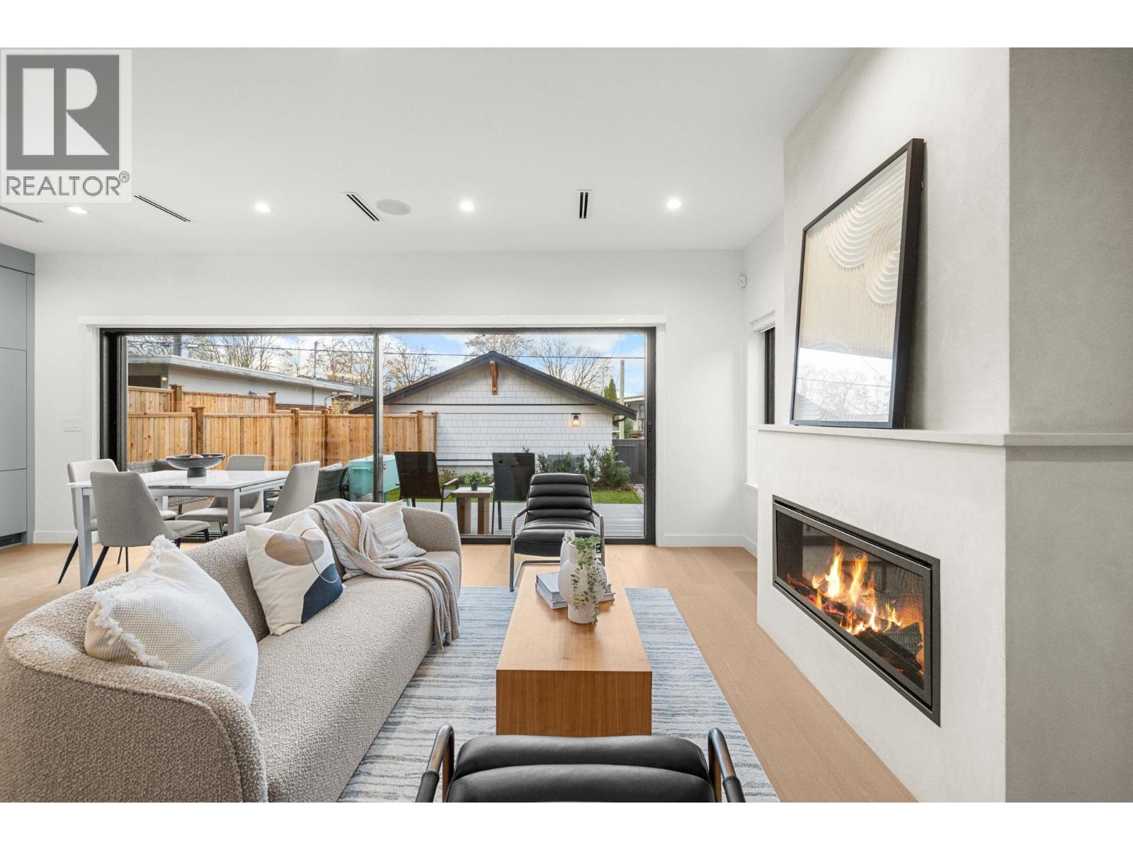 2 2247 Parker Street, Vancouver, British Columbia  V5L 2L8 - Photo 2 - R3095781