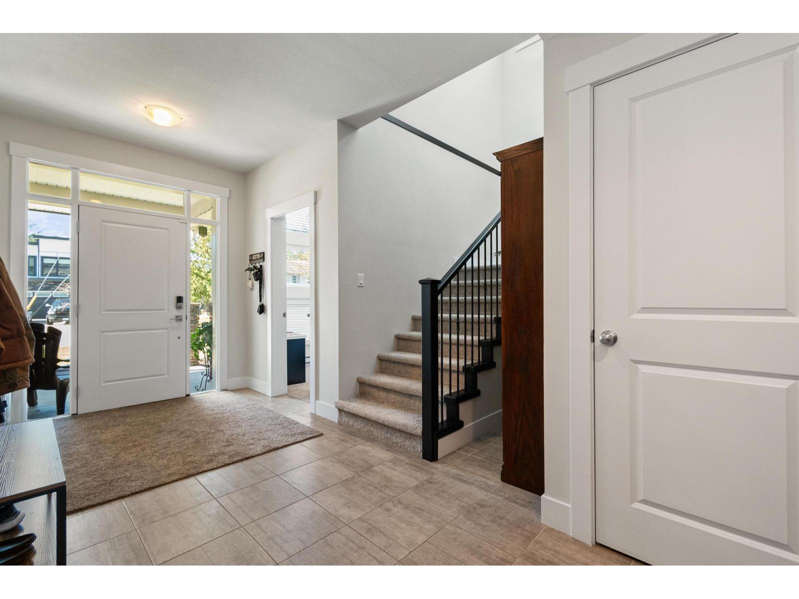 21002 Swallow Place, Hope, Hope, British Columbia  V0X 1L1 - Photo 2 - R3095477