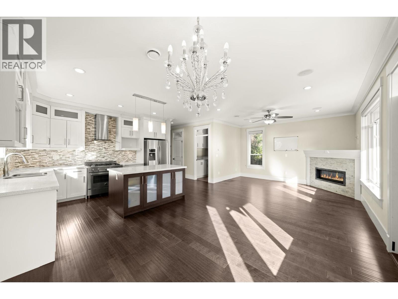 7028 Broadway, Burnaby, British Columbia  V5A 1R8 - Photo 1 - R3095829