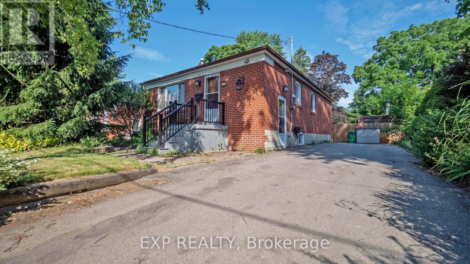 559 Drymen Crescent, Mississauga, Ontario  L5G 2N9 - Photo 3 - W12842068