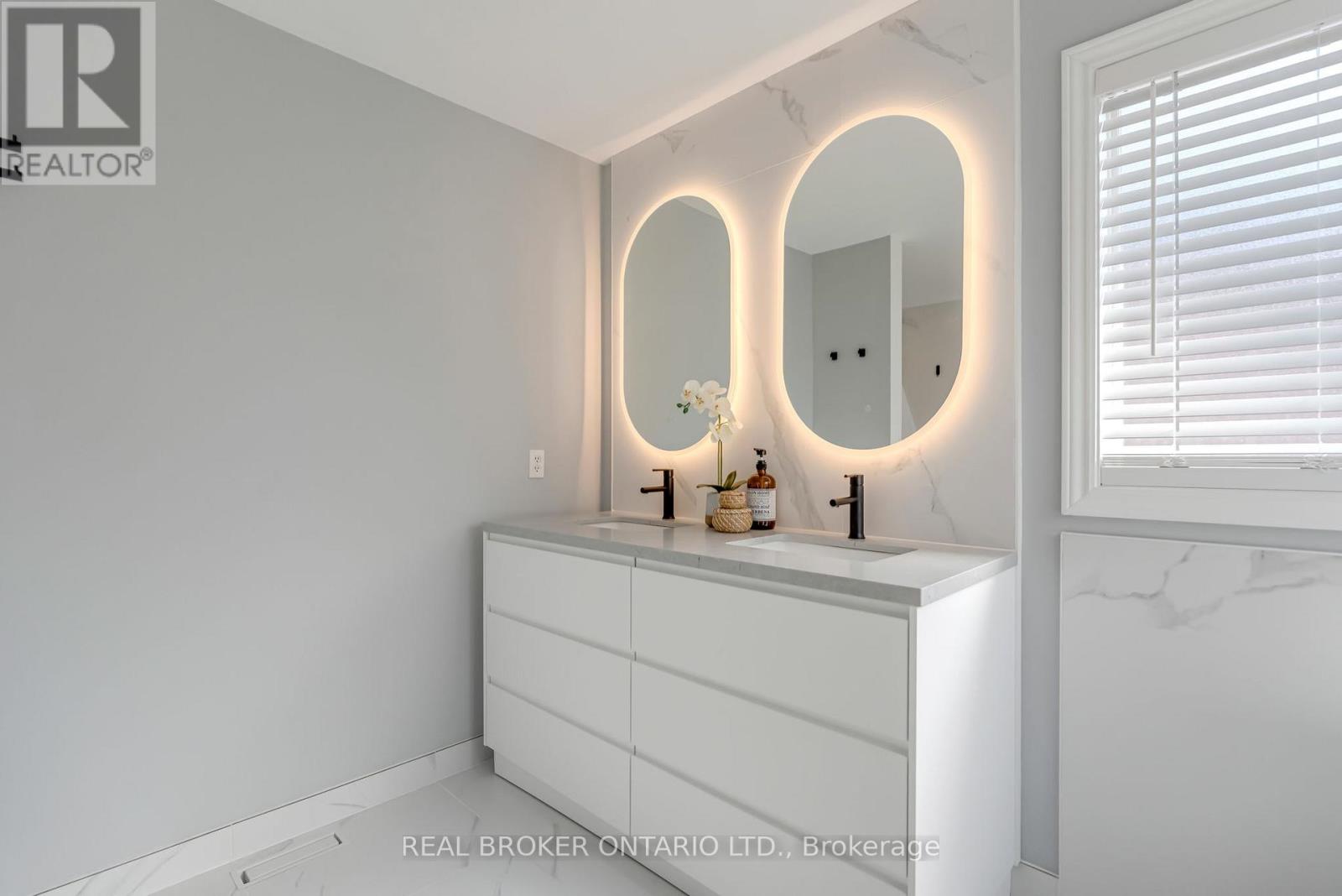 1379 Liverpool Street, Oakville, Ontario  L6M 4P1 - Photo 39 - W12841476