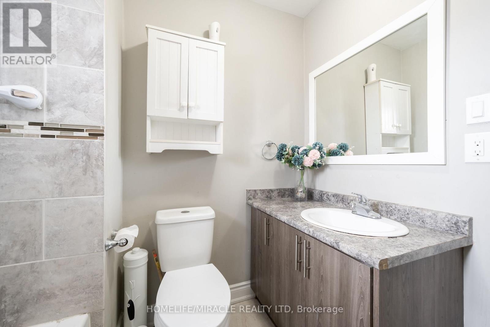 150 - 150 Enderby Crescent, Brampton, Ontario L6T 4C7 - Photo 6 - W12842120