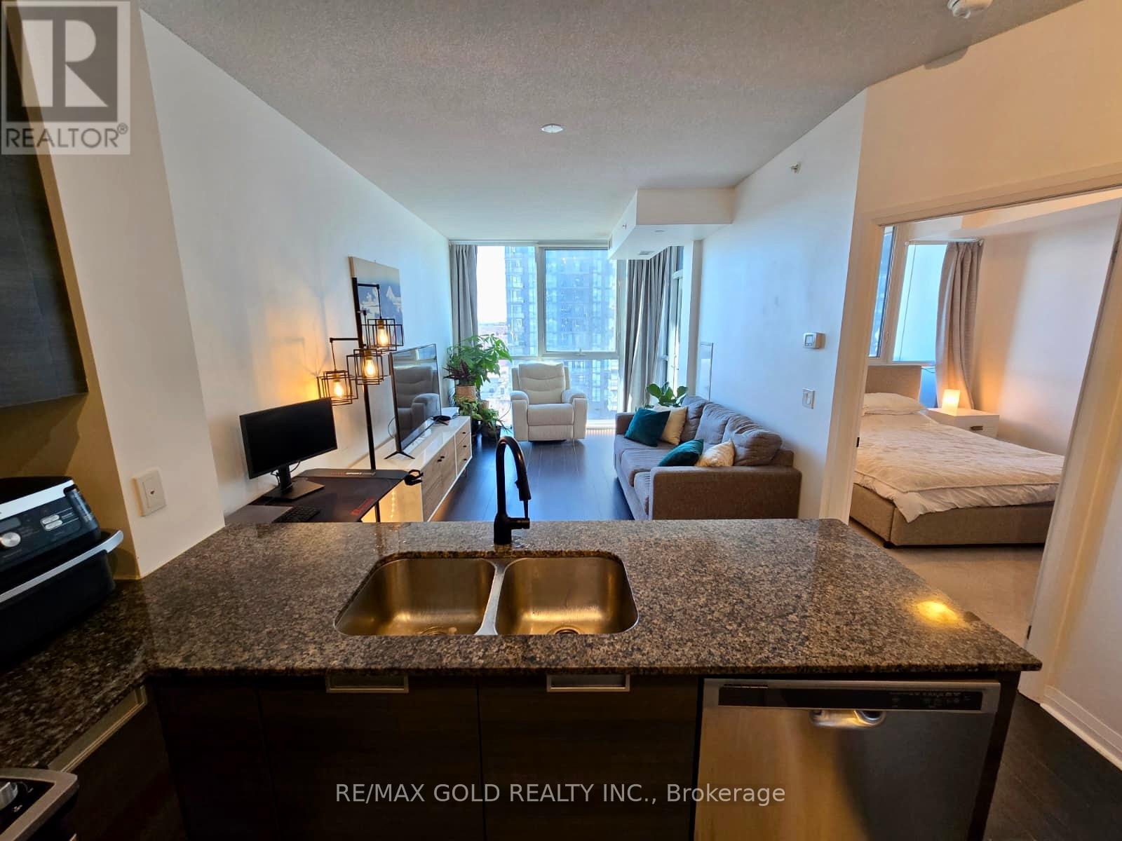 808 - 75 Eglinton Avenue W, Mississauga, Ontario  L5R 0E5 - Photo 10 - W12842134