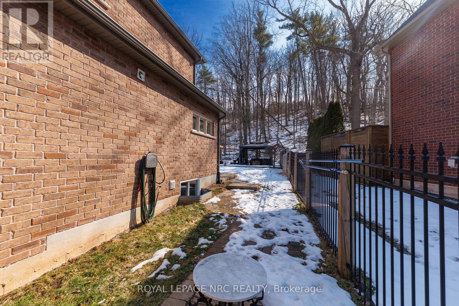 27 Bell Avenue, Grimsby, Ontario  L3M 1B2 - Photo 3 - X12842180