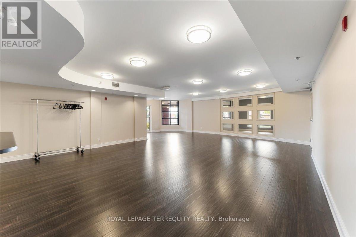 402 - 3070 Rotary Way, Burlington, Ontario  L7M 0H1 - Photo 2 - W12842174