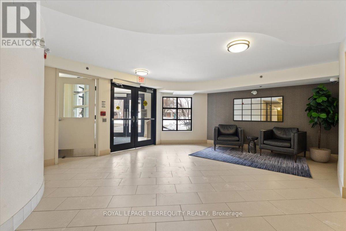 402 - 3070 Rotary Way, Burlington, Ontario  L7M 0H1 - Photo 5 - W12842174