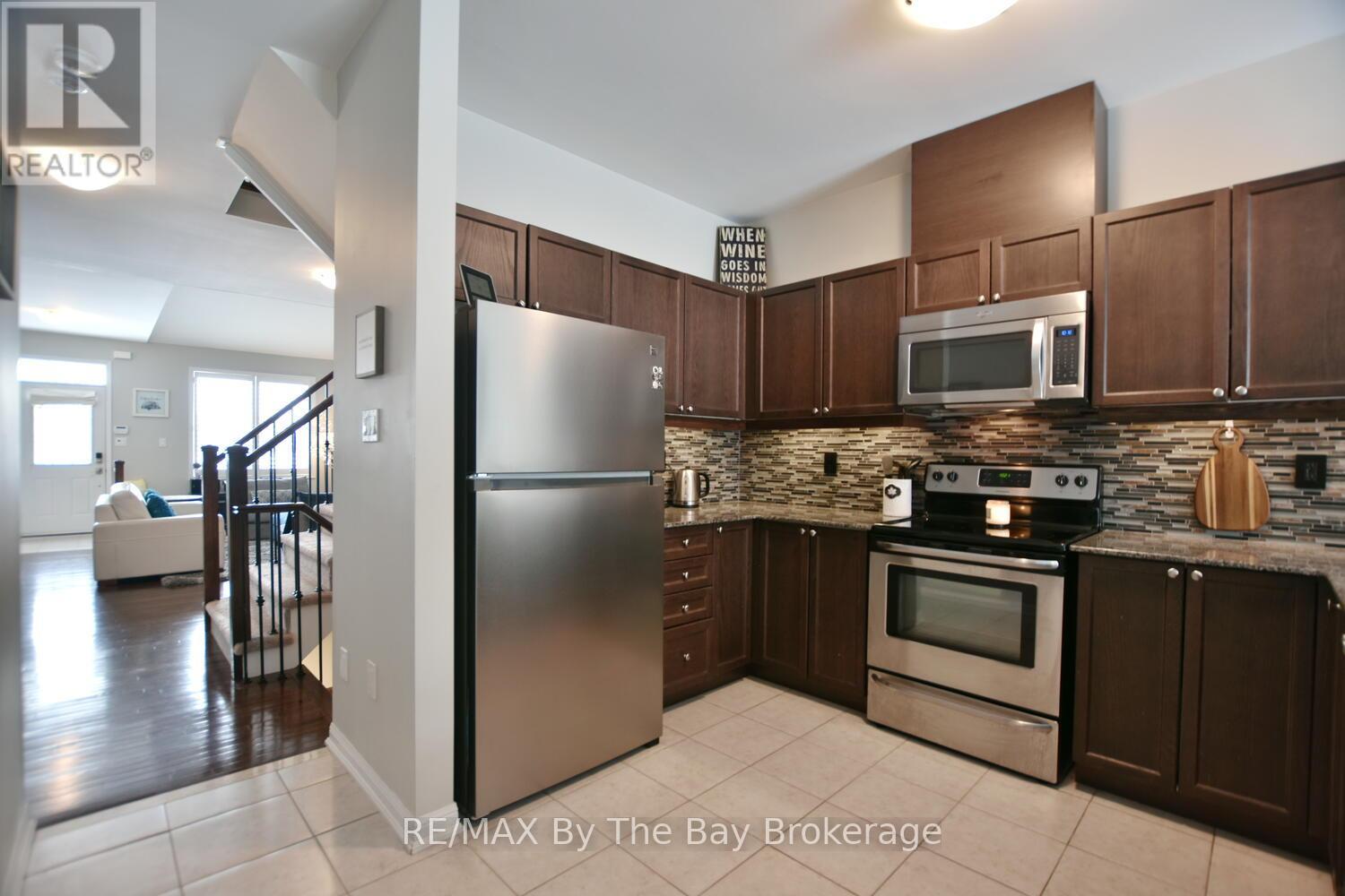 37 Berkshire Avenue, Wasaga Beach, Ontario  L9Z 0G3 - Photo 7 - S12842220