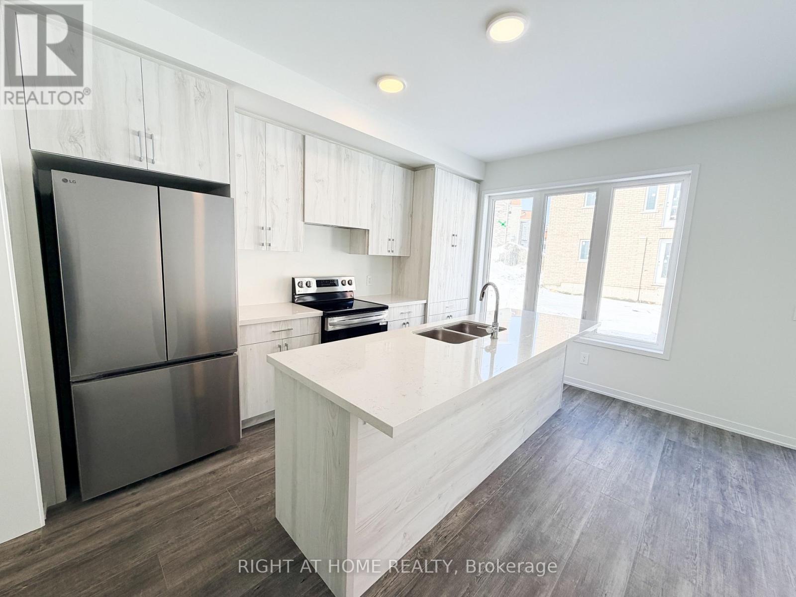 28 Helmkay Avenue, Richmond Hill, Ontario  L4E 3R4 - Photo 3 - N12842200