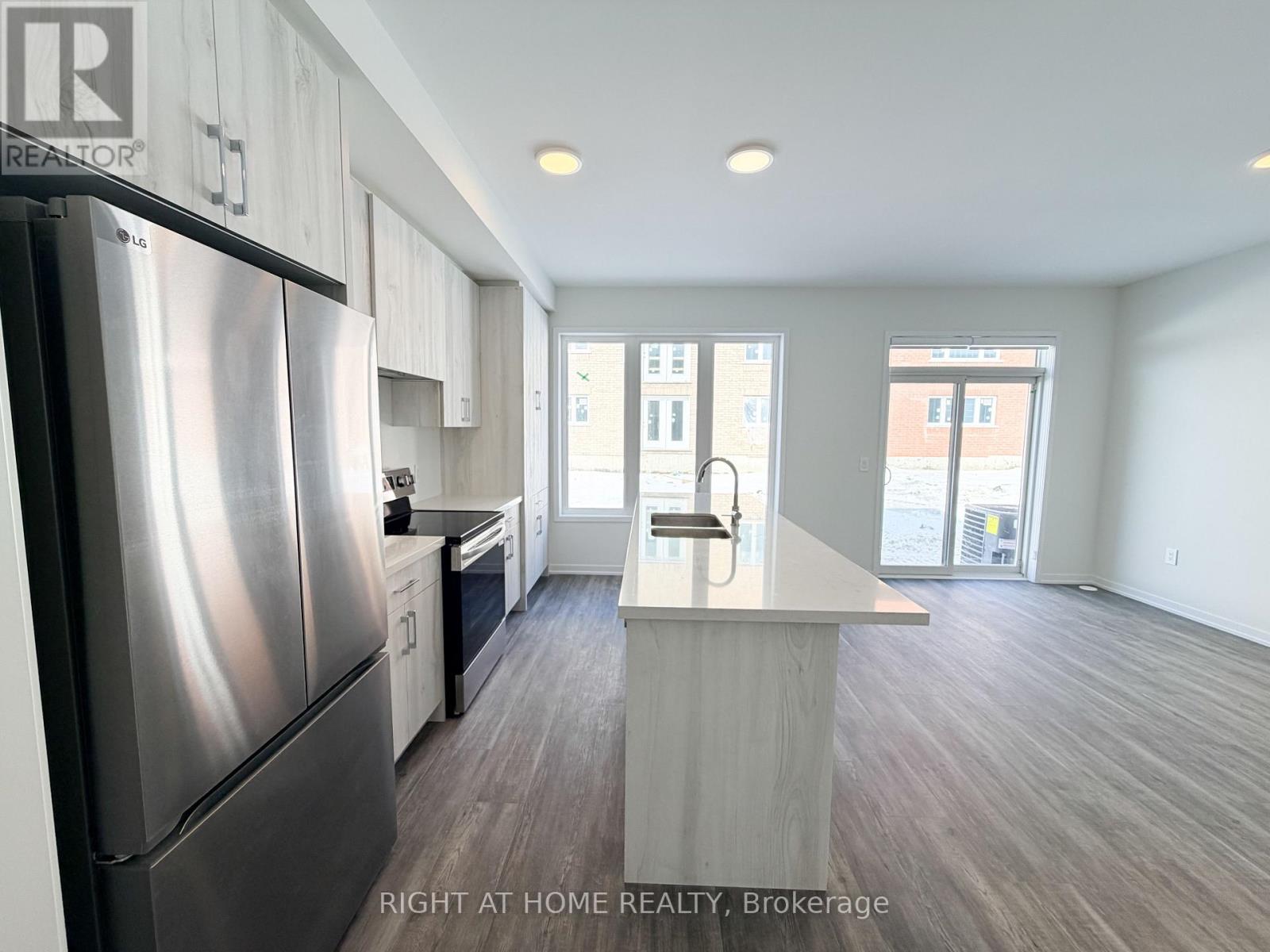 28 Helmkay Avenue, Richmond Hill, Ontario  L4E 3R4 - Photo 5 - N12842200