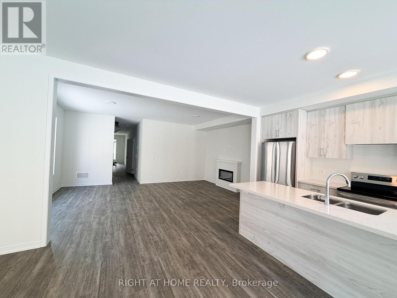 28 Helmkay Avenue, Richmond Hill, Ontario  L4E 3R4 - Photo 6 - N12842200