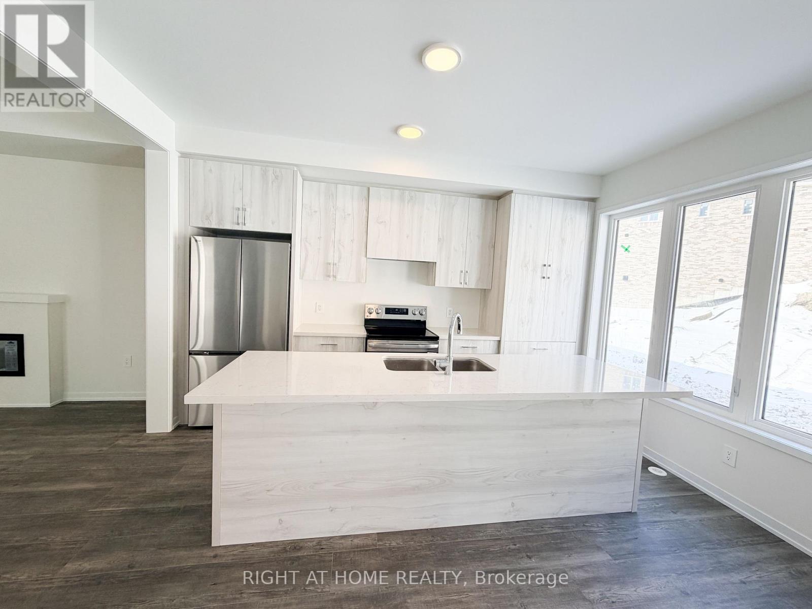 28 Helmkay Avenue, Richmond Hill, Ontario  L4E 3R4 - Photo 8 - N12842200