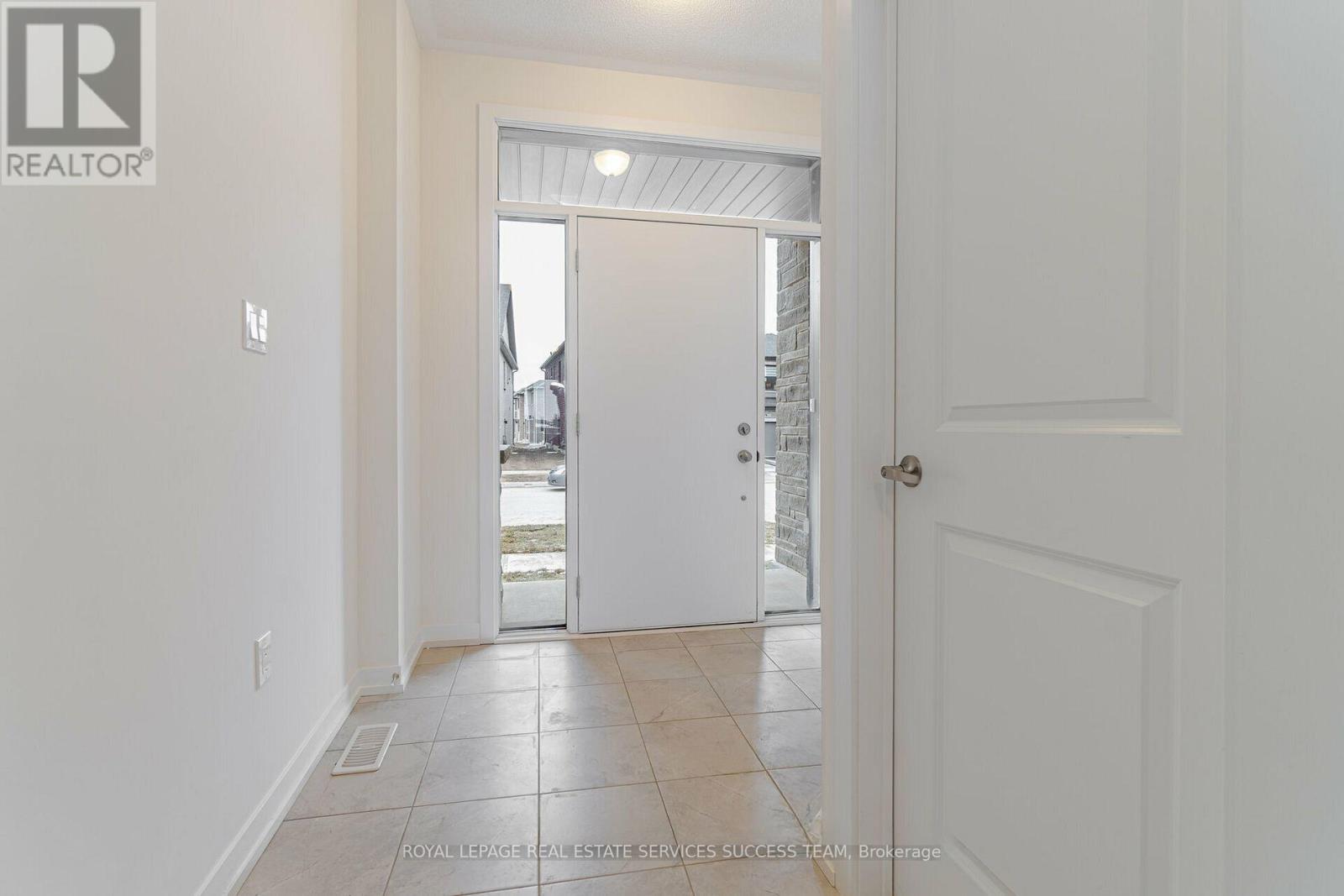 1496 Rose Way, Milton, Ontario  L9E 1V7 - Photo 3 - W12842202