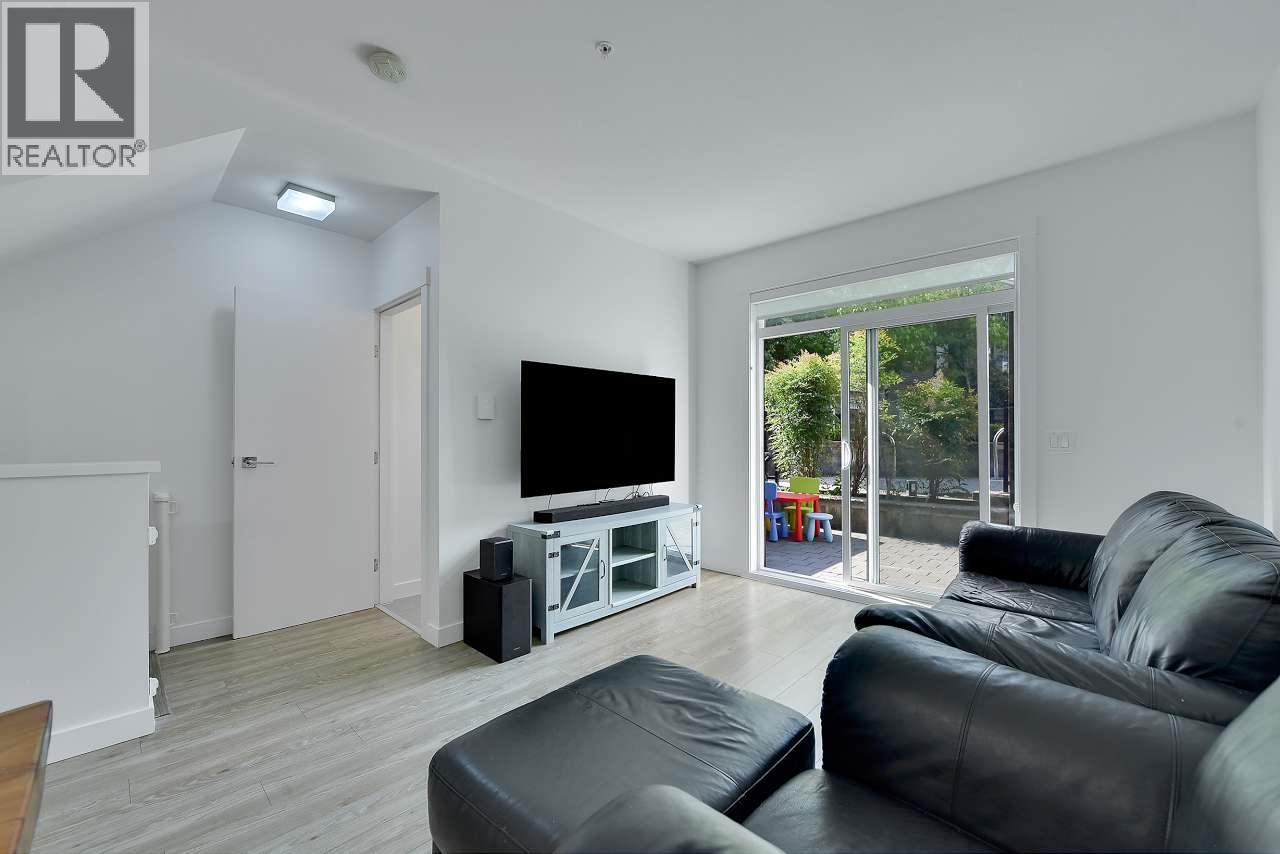 6 7039 Macpherson Avenue, Burnaby, British Columbia  V5J 4N4 - Photo 3 - R3095298