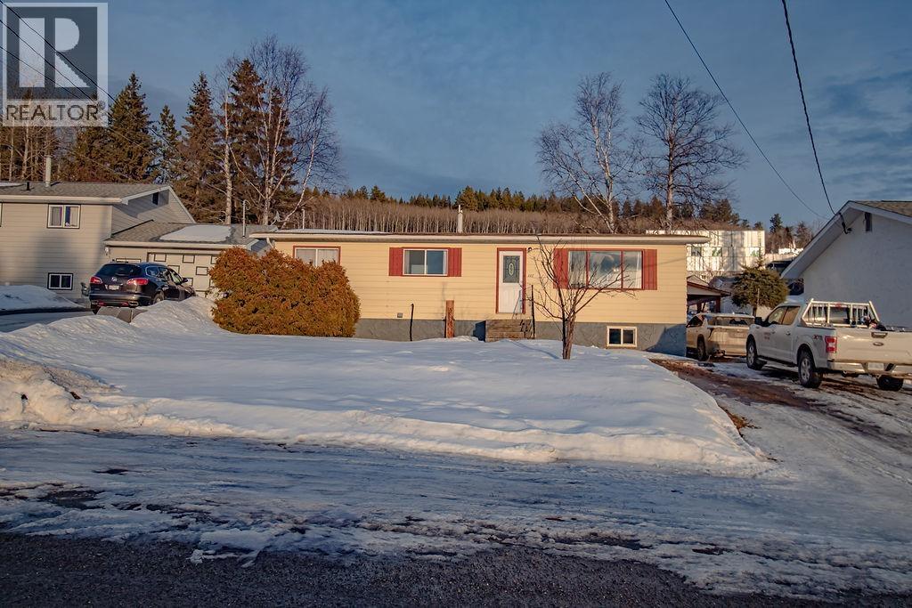 <div class="slider-price">$315,000</div><p>162 E 5th Avenue, Fort St. James, British Columbia</p>