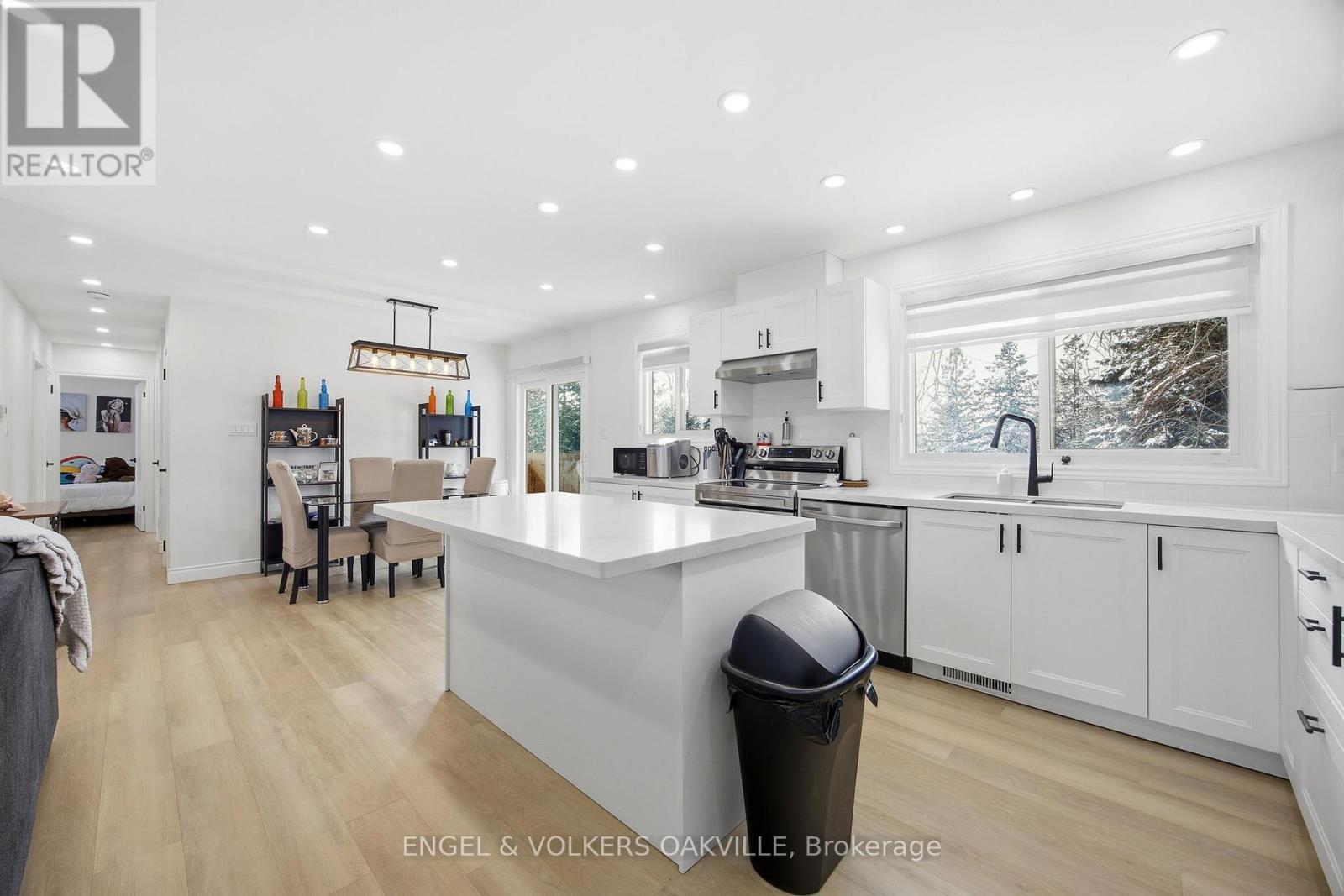 206 Yeates Avenue, Barrie (Painswick North), Ontario  L4N 4C6 - Photo 4 - S12842246