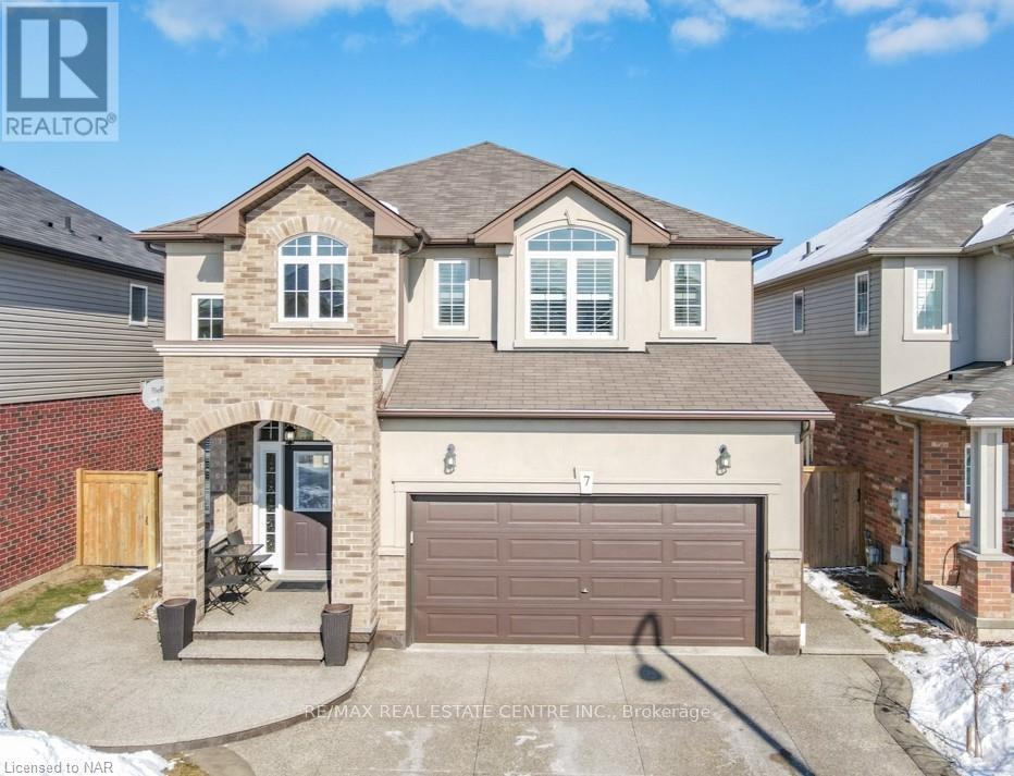 7 BIGGAR CRESCENT, Grimsby, Ontario