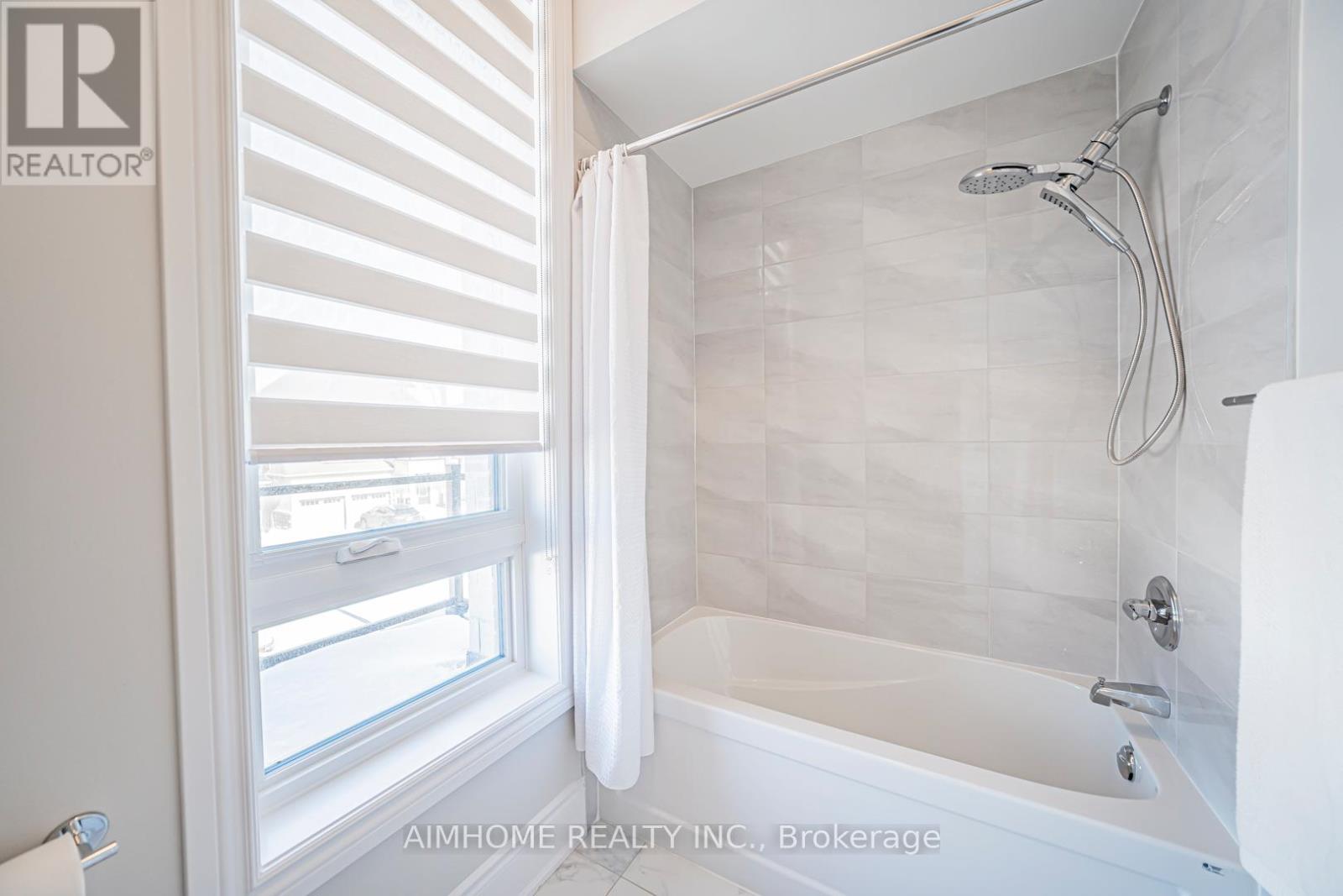 17 Meizhou Avenue, Markham, Ontario  L6C 3J6 - Photo 12 - N12840740